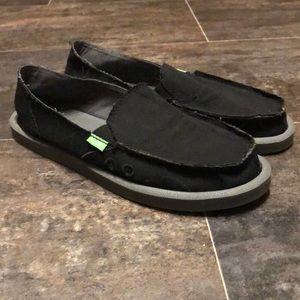 BNWOT black Sanuk sandals